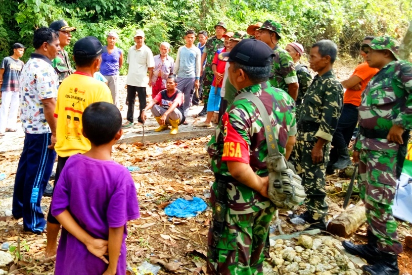 Heboh!  Koramil 02 Rambah, Polsek Rambah Dan Warga Membawa Parang Datangi TPU