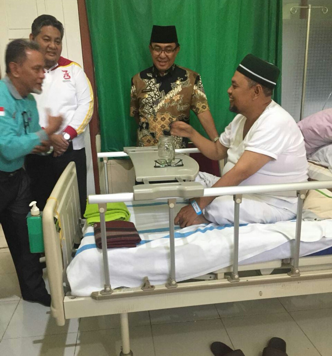 Bupati Inhil Jenguk Indra Muchlis Adnan Di RSUD Puri Husada Tembilahan