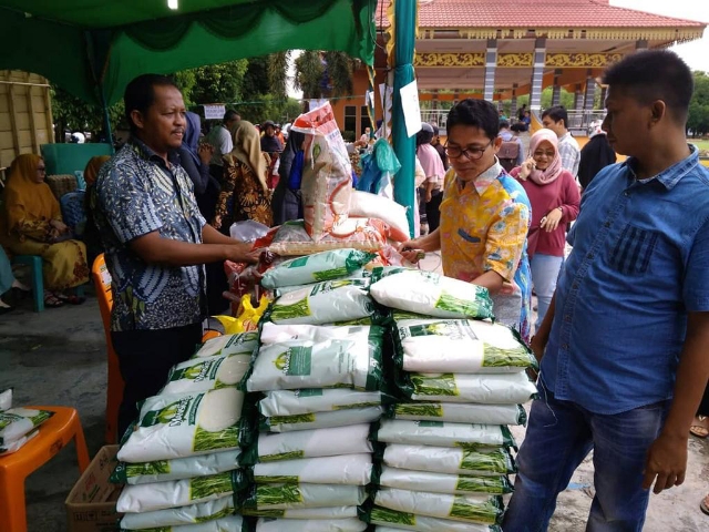 Bupati Kuansing Mursini Tinjau Operasi Pasar Murah