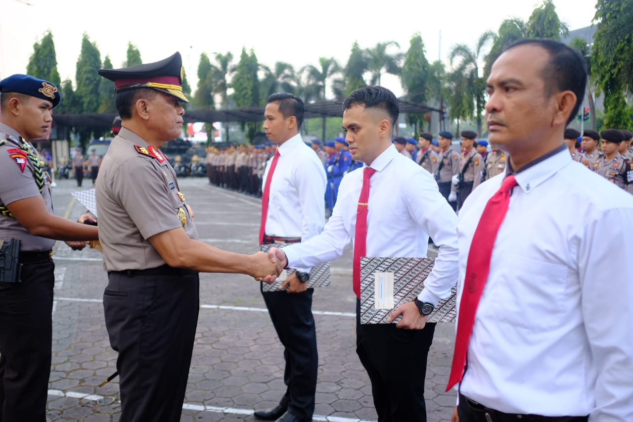 Kapolda Riau Beri Reward kepada Sat Reskrim dan Sat Narkoba Berkat Ungkap Kriminal Besar