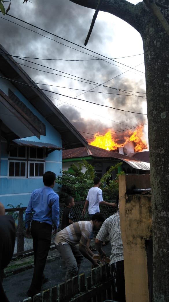 Sedang Berlangsung kebakaran di jalan Mm boya, Lr semangka
