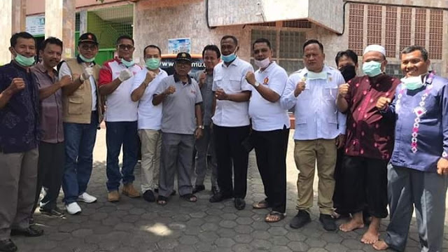 Syafrial Kani Lakukan Penyemprotan Disinfektan Di Kawasan Pasar Raya Padang