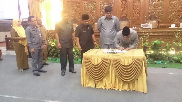 Ketua DPRD Bersama Bupati Tanda Tangani Ranperda LPJ APBD Tahun 2017