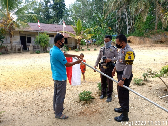 Jajaran Polres Kuansing Pimpin Pemasangan Bendera Merah Putih dan Umbul Umbul
