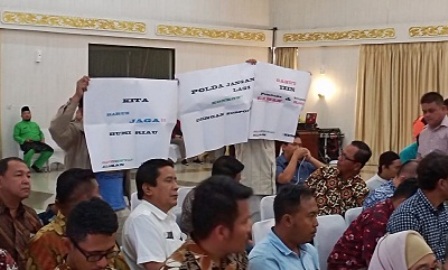 Dua Mahasiswa Bentangkan Poster 