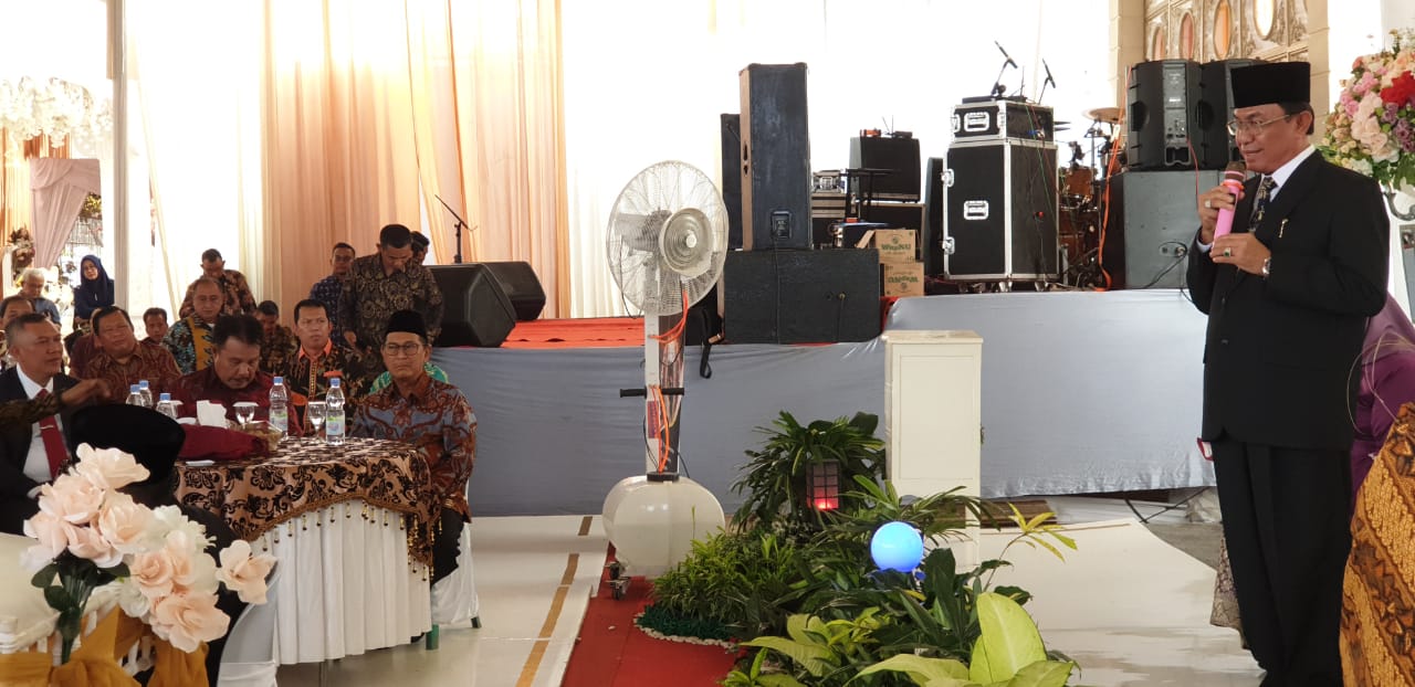 Bupati Inhil Hadir Sebagai Saksi Dalam Resepsi Pernikahan Anak Kajari Tembilahan