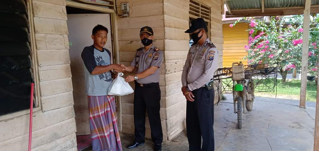 Terima Kasih Polsek Rambah Hilir, Atas Bantuannya, Ucap Masyarakat Saat Terima Sembako