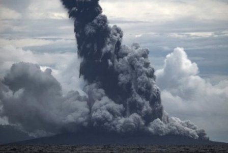 Anak Krakatau 8 Kali Erupsi, Tinggi Abu Vulkanik Capai 2.000 Meter 