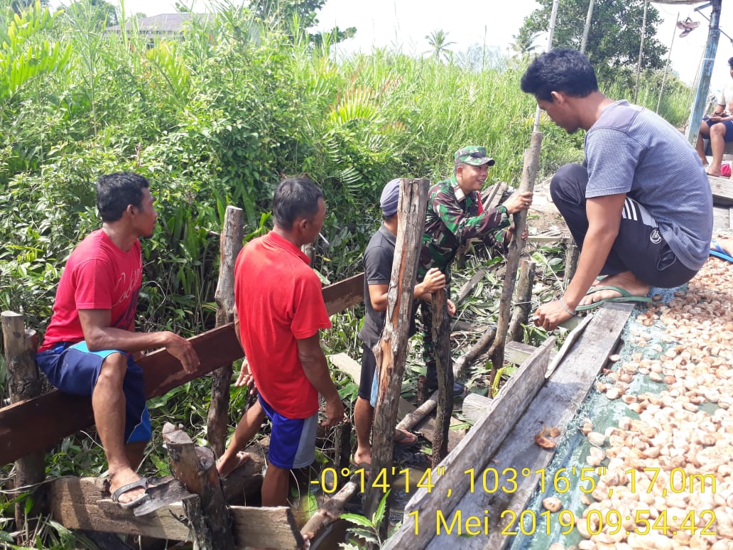 Babinsa Koramil 12/Batang Tuaka Bergotong Royong Bersama untuk Perbaiki Jembatan Papan