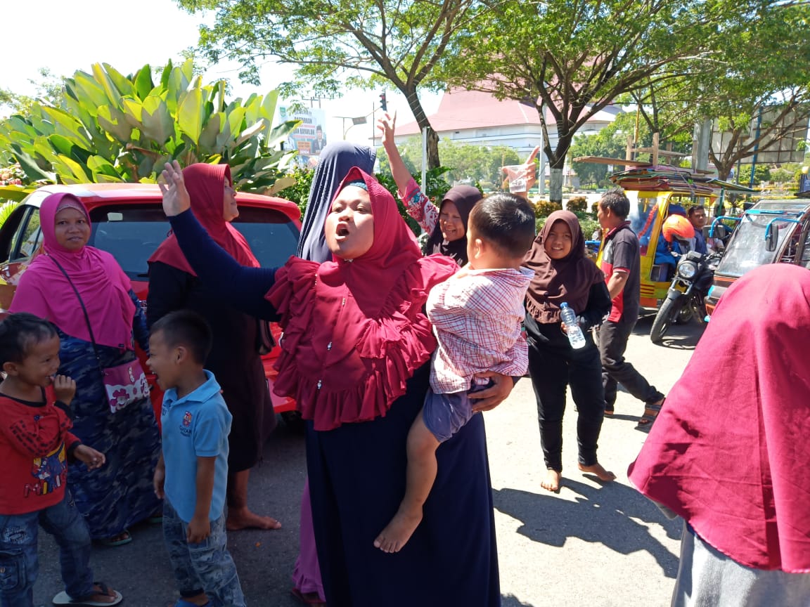 Satpol PP Tertibkan PKL di Gerbang Masjid Islamic Center,Mak-Mak Teriak-Teriak