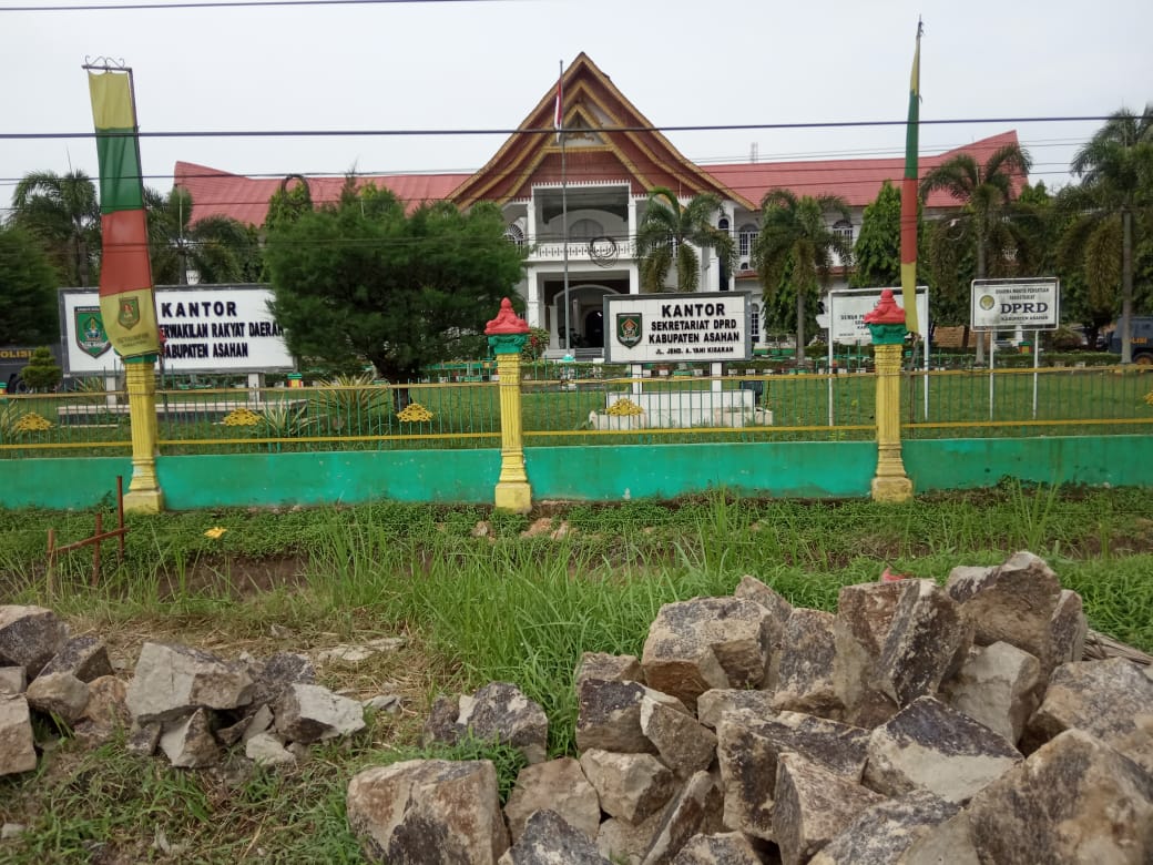 Didepan Gedung DPRD Asahan, Proyek Tanpa Plang Nama alias Siluman terus Dikerjakan