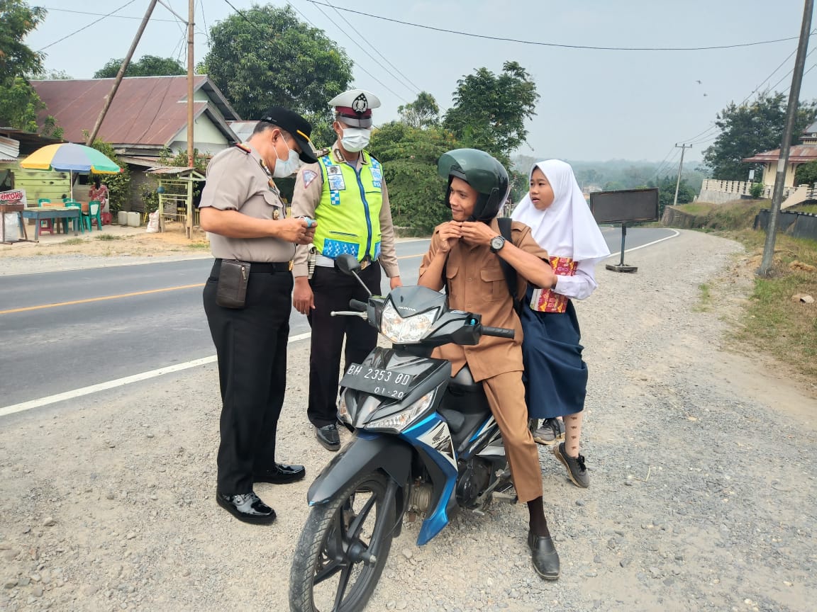 Bahaya Asap, Polsek Kemuning Berikan Masker Kepada Pengendara Roda Dua
