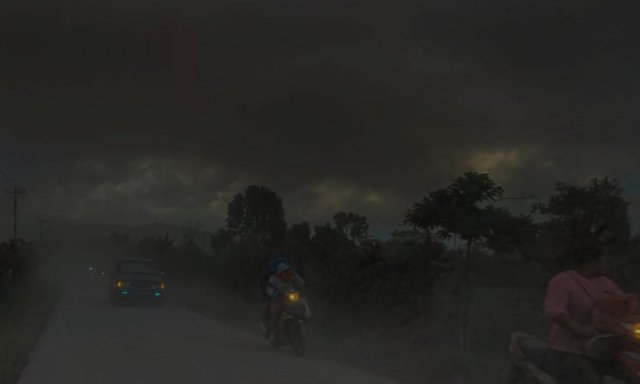 Abu Vulkanik Letusan Gunung Sinabung Tutupi Tiga Kecamatan