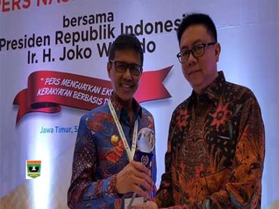 PWI Berikan Penghargaan Tokoh Perintis Pers Indonesia Untuk Gubernur Sumbar