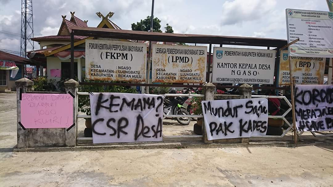 Kantor Desa Ngaso Di Tutupi Poster  Oleh Masyarkat