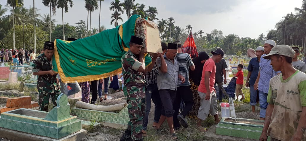 Peduli Sesama, Koramil 07/Reteh Hadiri Pemakaman Istri Anggota Veteran di Wilayah Binaannya