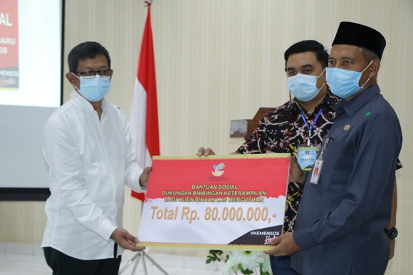 Wawako Pekanbaru Serahkan Bantuan Usaha Kepada Puluhan Klien Bapas Binaan LKS Mercusuar