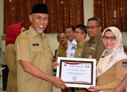 Wako Padang Serahkan Penghargaan LHKPN kepada 10 Pejabat Eselon II dan III