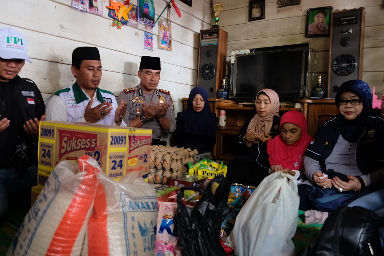 Sebrangi Sungai Terdalam di Indonesia, Tim JB Polresta Pekanbaru Bantu Buruh Bangunan