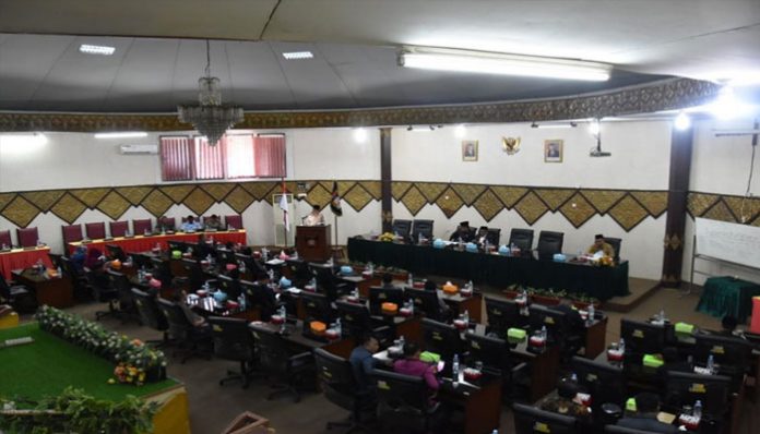 DPRD Padang Terima Nota Penjelasan 3 Ranperda