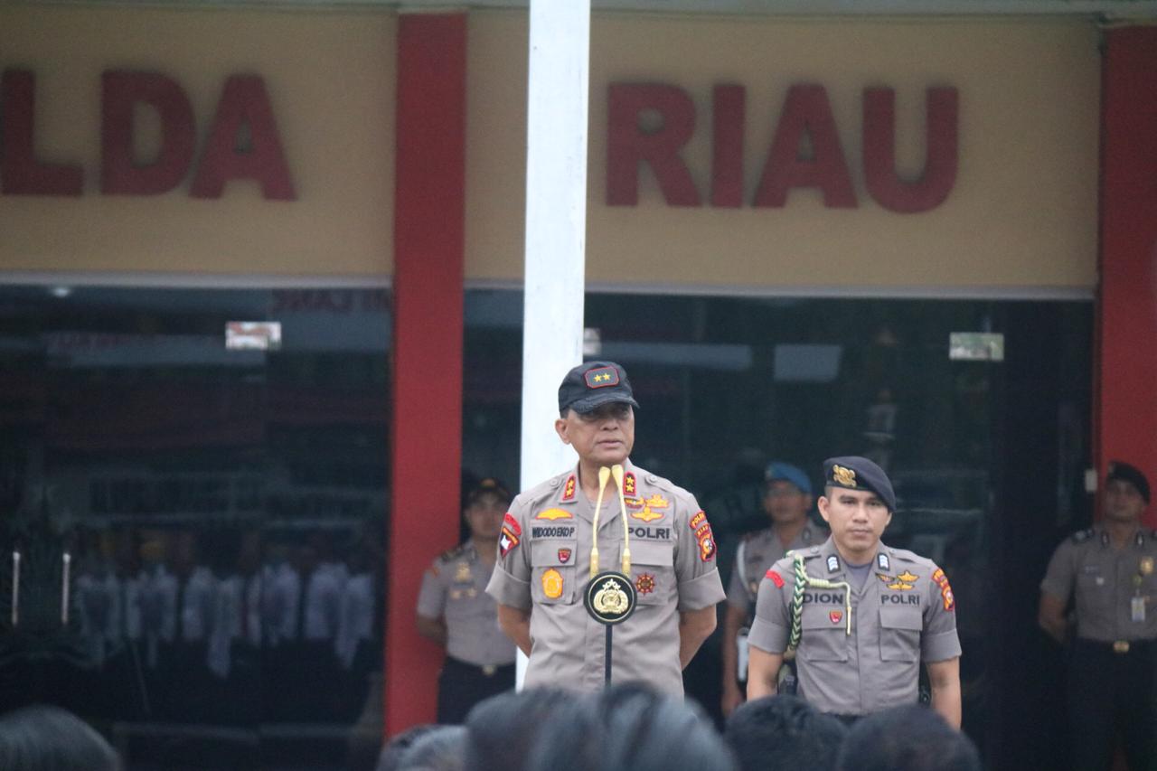 Kapolda Riau Pimpin Apel Pagi Di Halaman Mapolda Riau