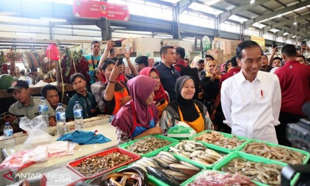 Presiden Lakukan Kunjungan Sekaligus Cek Harga Beras di Dua Pasar
