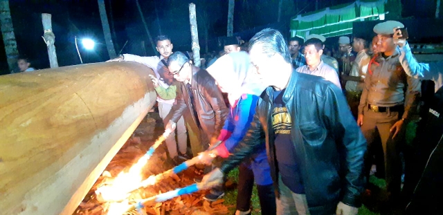 Bupati Mursini Menghadiri Pendiangan Jalur Singa Kuantan