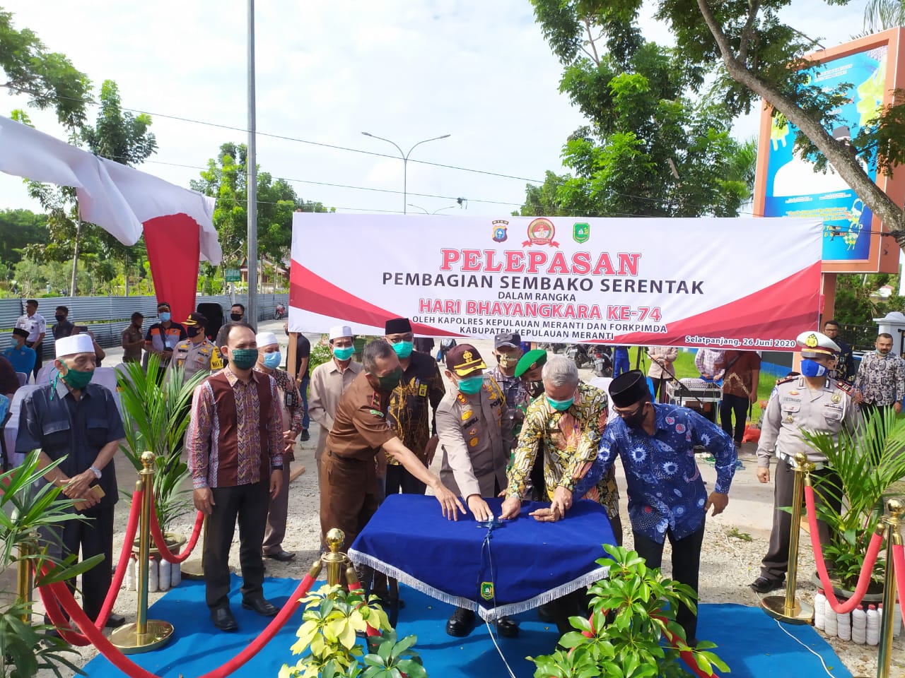 Dalam Rangka Hari Bhayangkara Ke-74, Polres Kepulauan Meranti Gelar Pembagian Sembako Serentak