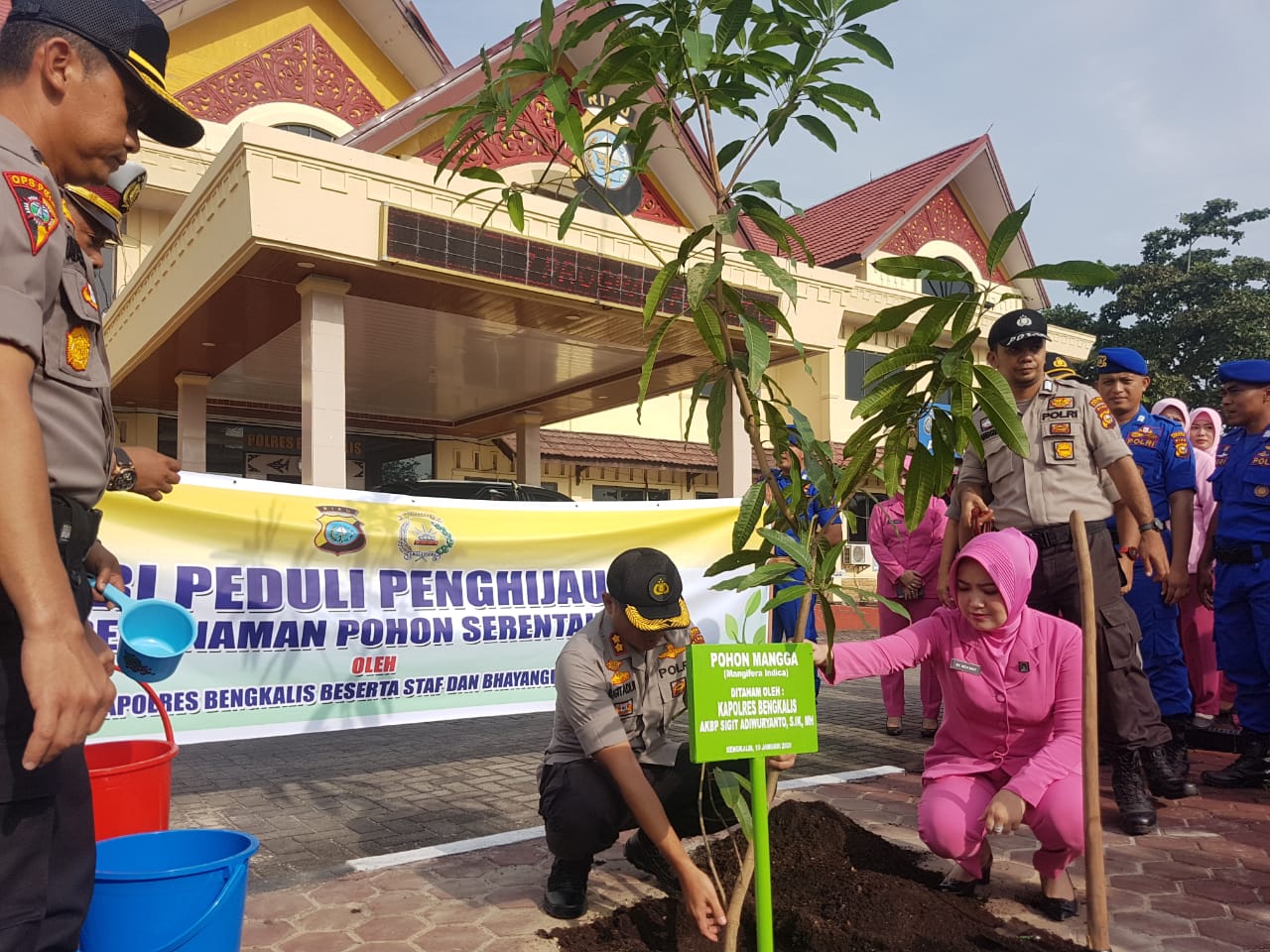 Kapolres,Peduli Penghijauan Penanaman Pohon Serentak Beserta Staf Dan Bhayangkari