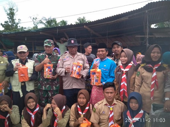 Pemkab Rohil Serahkan Bantuan kepada Korban Banjir