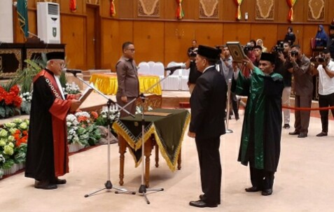 PT Riau Ambil Sumpah Asri Auzar Untuk Jabat Wakil Ketua DPRD Riau