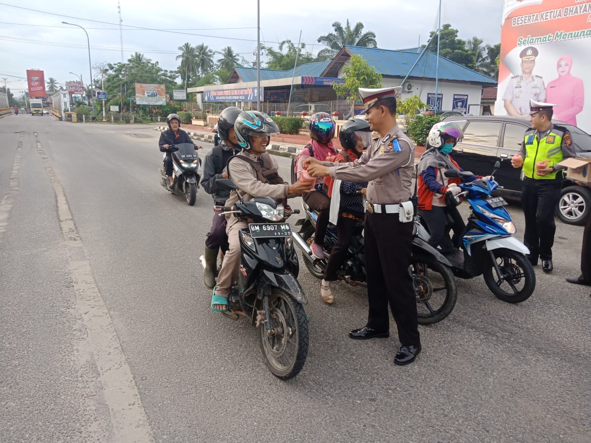 Polres Rohul Berbagi Takjil Gratis ke Pengendara Motor dan Mobil