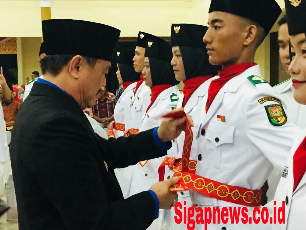 Wabup Halim Kukuhkan 30 Anggota Paskibra Kuansing 2018