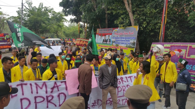 Unjuk Rasa Mahasiswa UNIKS Warnai Pelantikan DPRD Kuansing 