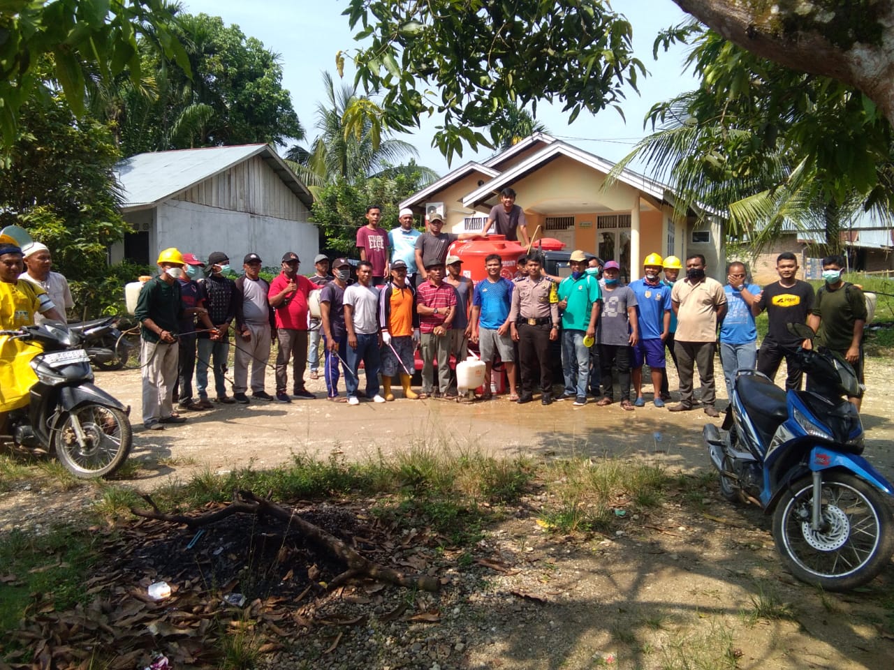 5 Dusun Desa Rambah Lakukan Penyemprotan Di Rumah-rumah Warga