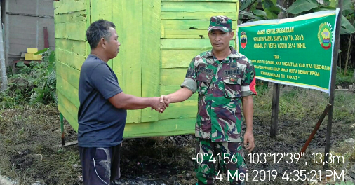 Babinsa Koramil 07/Reteh melaksanakan Karya Bakti TNI Pembuatan Jamban Keluarga