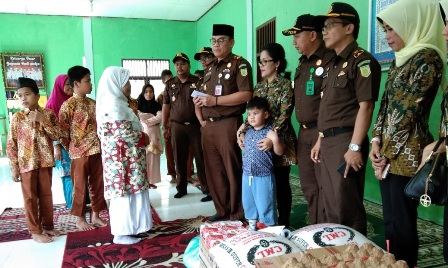 Peringati HBA ke 59 Kejari Rohul Anjangsana ke Panti Asuhan