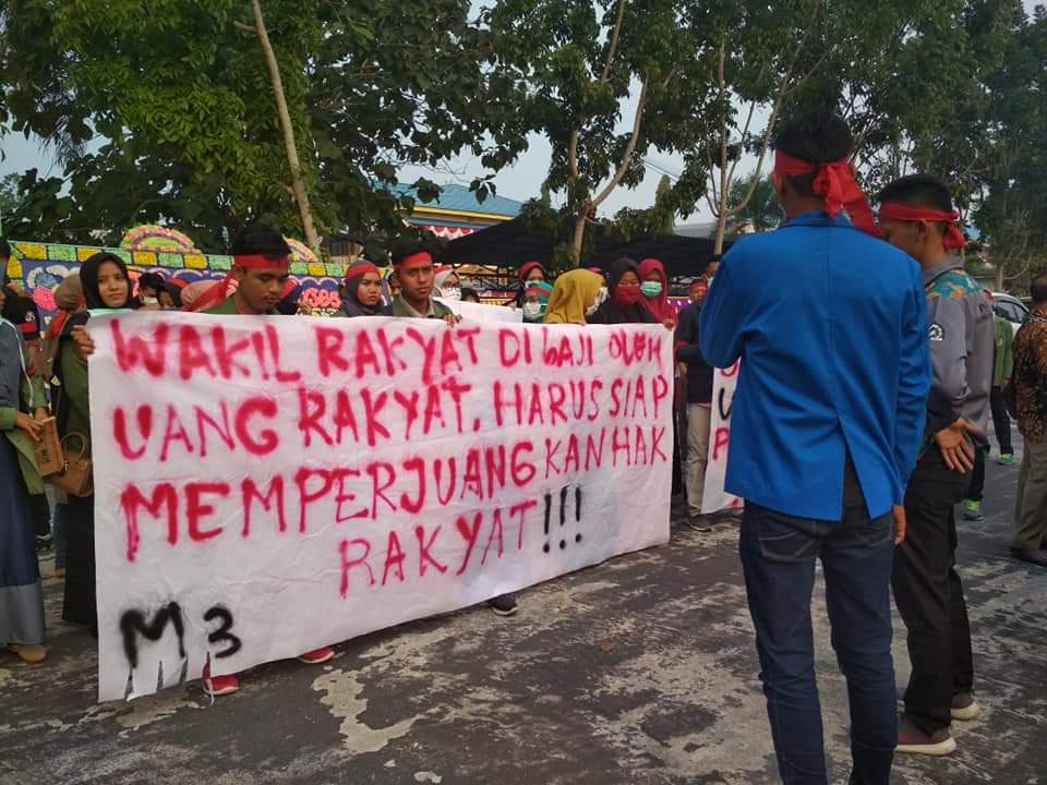 Aksi Unjuk Rasa Warnai Pelantikan Anggota DPRD Meranti