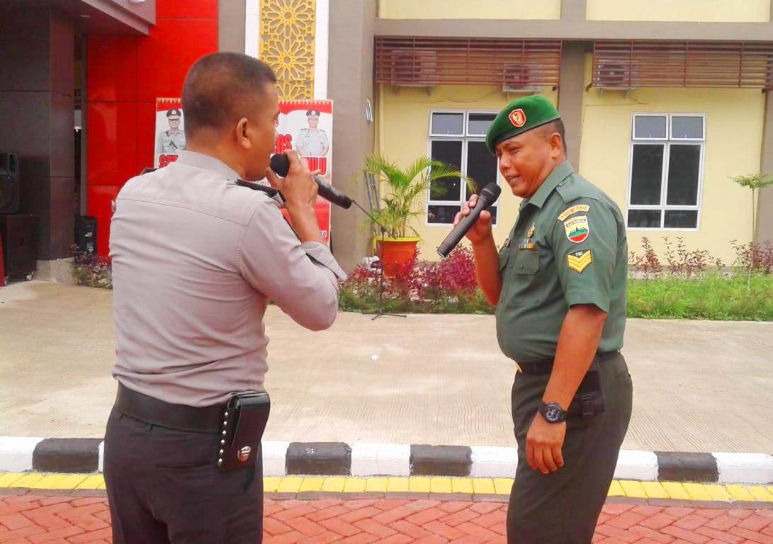 Hut Lantas KE 64, Serka Sunardi Bersama Aipda S. Regar Nyanyi â€˜Prahu Layarâ€™