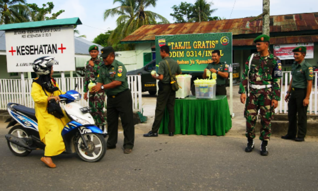 Kodim 0314 Inhil Bagi-Bagi Takjil Gratis ke Masyatakat