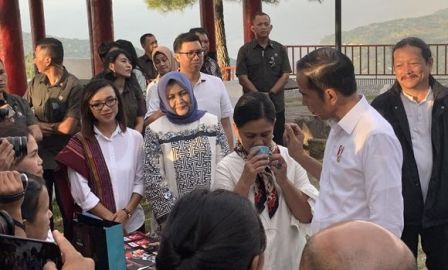 Kunjungi Geosite Sipinsur, Jokowi Ajak Iriana Foto dan Ngopi Tabodo