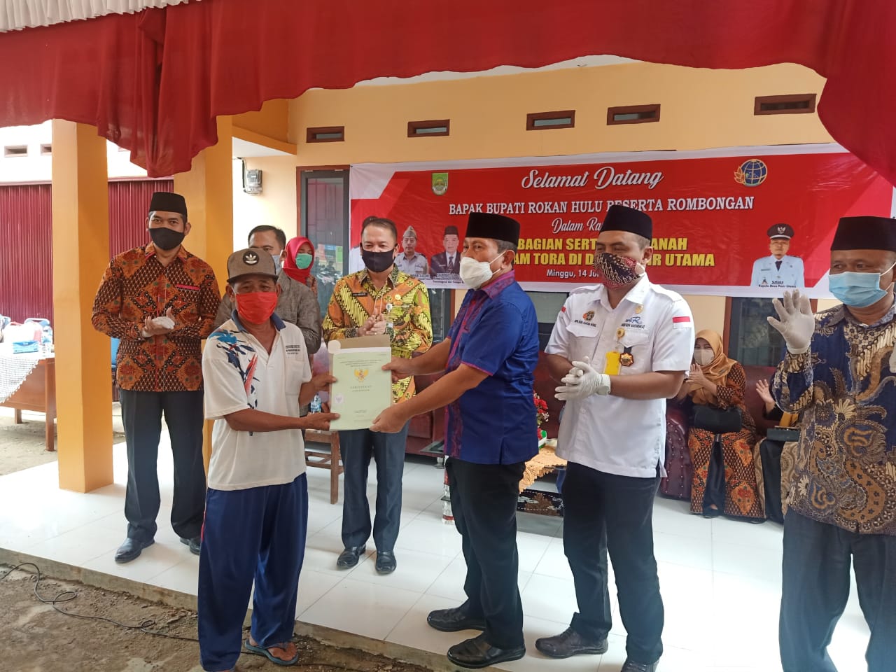 Bupati Rohul Bagikan 504 Sertifikat Tanah Gratis Di Deda Pasir Utama