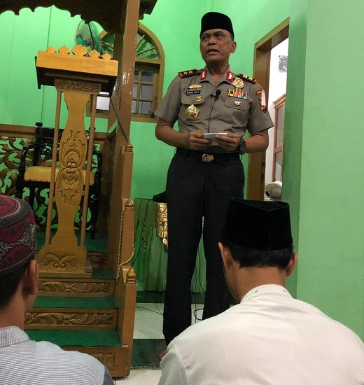 Kapolda Riau Sholat Subuh Berjamaah di Masjid Miftahhul Hidayah Marpoyan Damai