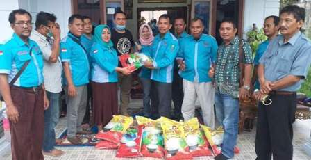 Arifin Ketua DPC GWI Kab Bengkalis Bagikan Sembako Pada Anggotanya