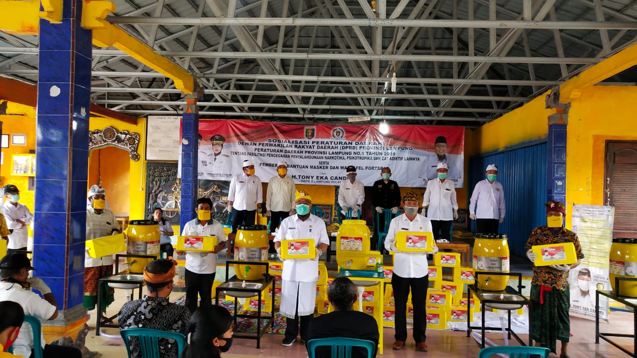 TEC Berikan Puluhan Ribu Masker dan Wastafel Portable Bagi Umat Hindu Se-Lampung Selatan