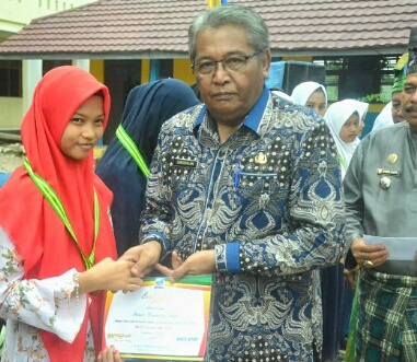 Pemkab Inhil Serahkan Penghargaan dan Hadiah Napolly di Pulau Kijang
