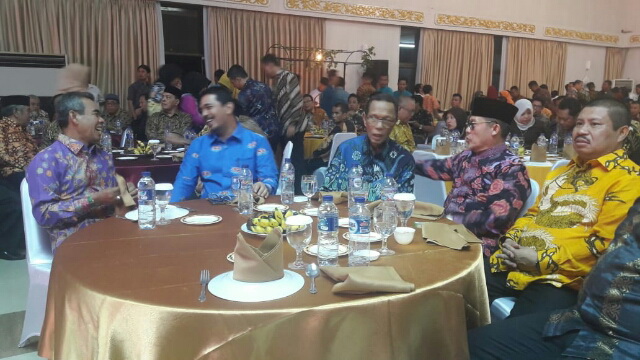 Malam Pengantar Purna Tugas Gubernur Riau, Bupati Kuansing Berikan Miniatur Jalur dan Kain Songket 