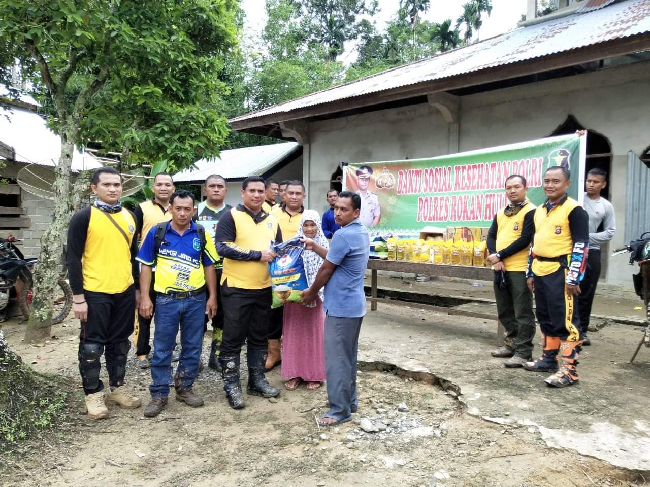 Bakti Sosial Kesehatan Polri Polres Rokan Hulu Bersama Komunitas Motor Trail X-Tar Kab.Rokan Hulu.