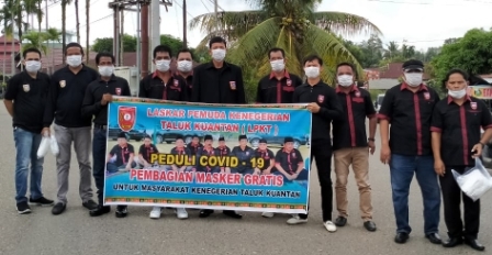 Laskar Pemuda Kenegerian Teluk Peduli Covid-19 Bagikan Masker Gratis