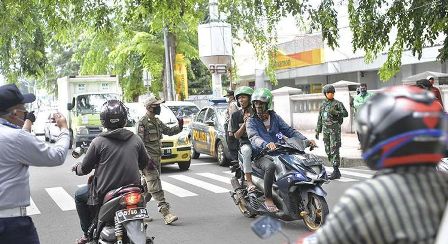 Selama PSBB, Tak Pakai Masker hingga Kelebihan Muatan Akan Ditindak Polisi 